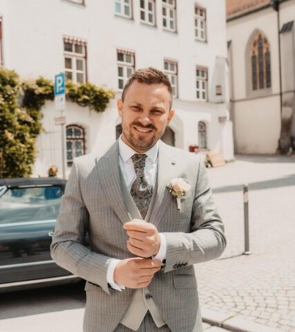 When the moment counts - A groom between palpitations & hope